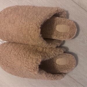 IB Cozy Tan Fuzzy Slippers